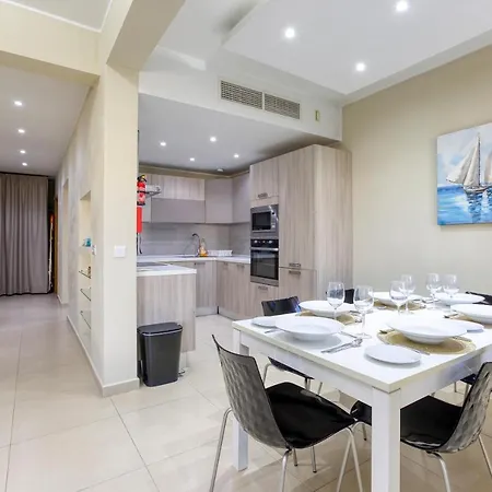 Marsaskala Escape With Pool, Beaches & Local Charm アパート *