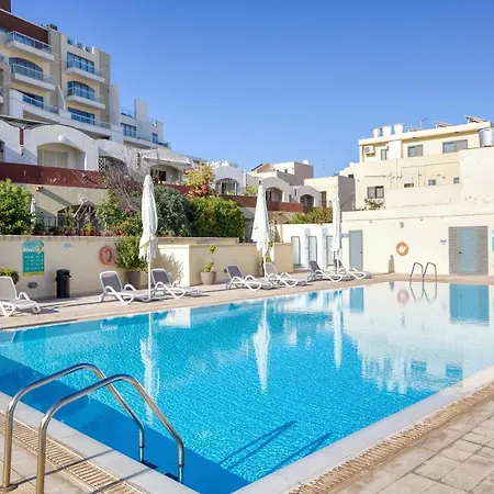アパート Marsaskala Escape With Pool, Beaches & Local Charm マルサスカーラ