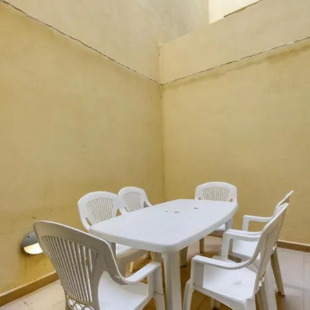 Marsaskala Escape With Pool, Beaches & Local Charm アパート マルサスカーラ