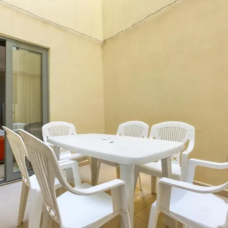 Marsaskala Escape With Pool, Beaches & Local Charm アパート *