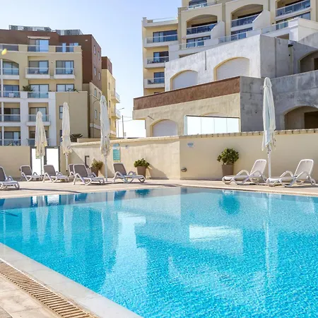 Marsaskala Escape With Pool, Beaches & Local Charm マルサスカーラ